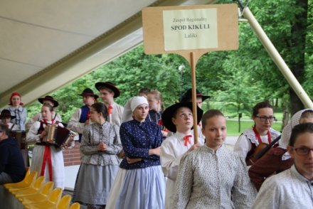 Korowód uczestników Przeglądu w sobotę