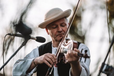 Gawędy i opowieści pod Drzewem Opowieści w Parku Kopczyńskiego - Zbigniew Wałach, fot. Okiem Fotoreportera