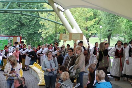 Korowód uczestników Przeglądu w sobotę