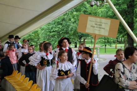 Korowód uczestników Przeglądu w sobotę