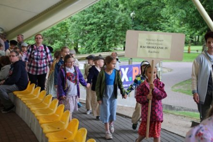 Korowód uczestników Przeglądu w sobotę