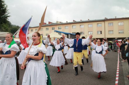 Barwny korowód z okazji TKB przeszedł przez Wisłę