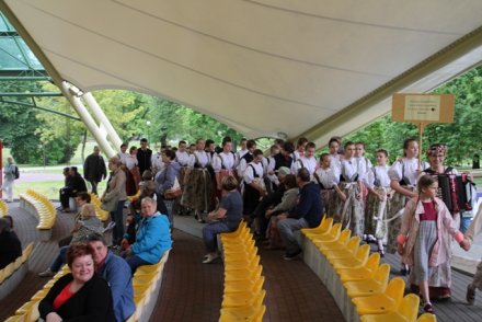 Korowód uczestników Przeglądu w sobotę