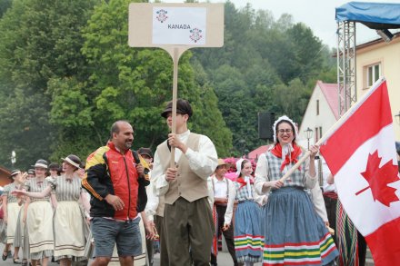 Barwny korowód z okazji TKB przeszedł przez Wisłę