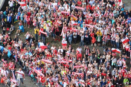 Kibice zgromadzeni pod skocznią