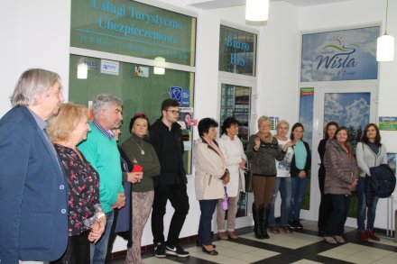 Zgromadzeni goście podczas finisażu