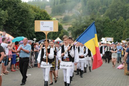 Barwny korowód z okazji TKB przeszedł przez Wisłę