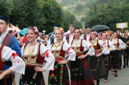 Barwny korowód z okazji TKB przeszedł przez Wisłę