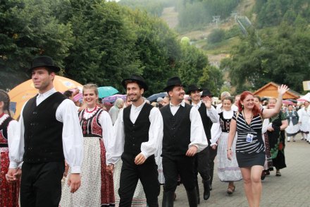 Barwny korowód z okazji TKB przeszedł przez Wisłę