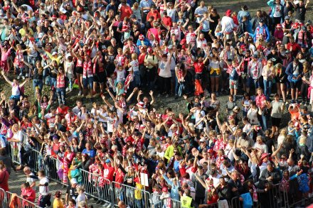 Tłum fanów na trybunach