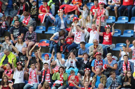 Widzowie na trybunach