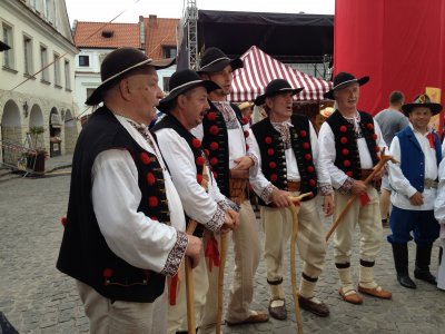 Grupa "Grónie" śpiewa na rynku w Kazimierzu