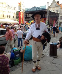 Gustaw Pilch na tle estrady festiwalowej