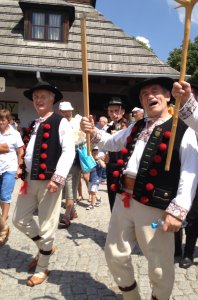 Członkowie grupy "Grónie" podczas korowodu kapel i grup