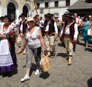 Członkowie grupy "Grónie" podczas korowodu kapel i grup