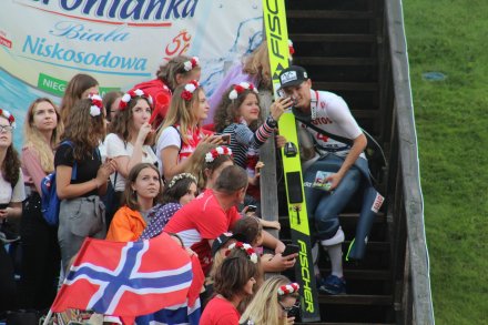 Andrzej Stękała pozujący do zdjęć z kibicami