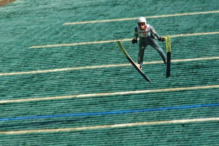 Olek Zniszczoł w swoim drugim skoku
