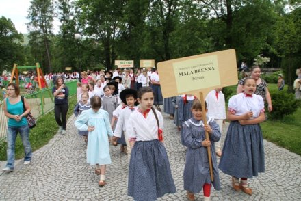 Korowód uczestników Przeglądu w niedzielę