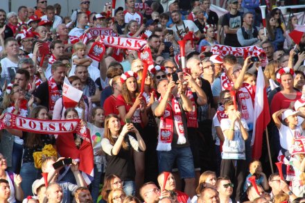 Fani zgromadzeni pod skocznią