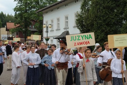 Korowód uczestników Przeglądu w niedzielę