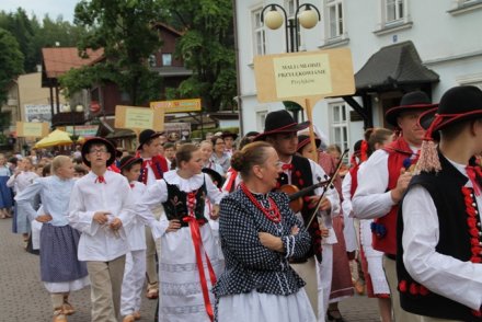 Korowód uczestników Przeglądu w niedzielę