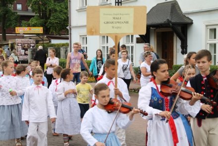 Korowód uczestników Przeglądu w niedzielę