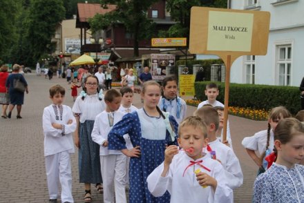 Korowód uczestników Przeglądu w niedzielę