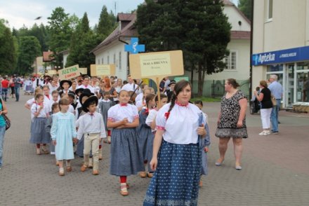 Korowód uczestników Przeglądu w niedzielę