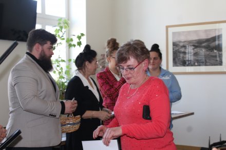 Konkurs na Najlepsze Beskidzkie Krepliki 2022 - odbiór nagrody przez przedstawicielkę Solówki U Heli