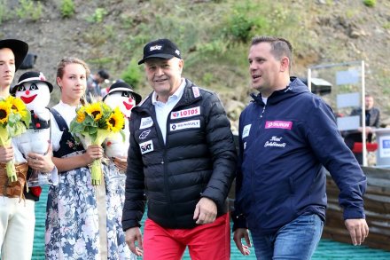 Prezes PZN Apoloniusz Tajner i burmistrz Wisły Tomasz Bujok zmierzają na ceremonię wręczenia nagród - Fot. Alicja Kosman/PZN