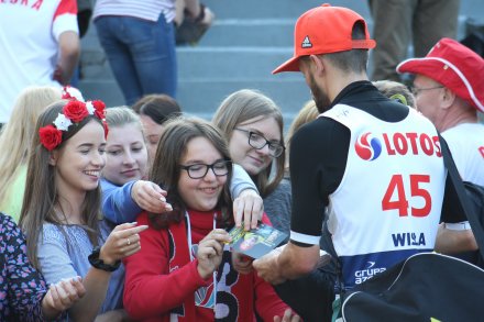 Markus Eisenbichler wśród fanek