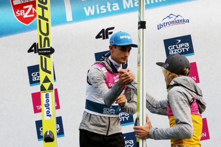 Gratulacje dla Maćka Kota za zajęcie drugiego miejsca od Dawida Kubackiego - Fot. Alicja Kosman/PZN