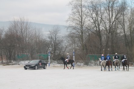 Wprowadzenie kolejnych drużyn na boisko przez samochód
