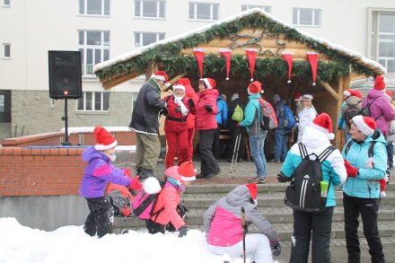 Uczestnicy Mikołajkowego Marszu Nordic Walking