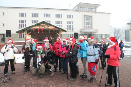 Uczestnicy Mikołajkowego Marszu Nordic Walking