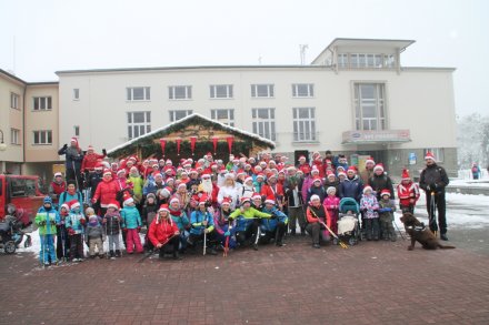 Współne zdjęcie uczestników Mikołajkowego Marszu Nordic Walking