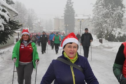 Uczestnicy Mikołajkowego Marszu Nordic Walking