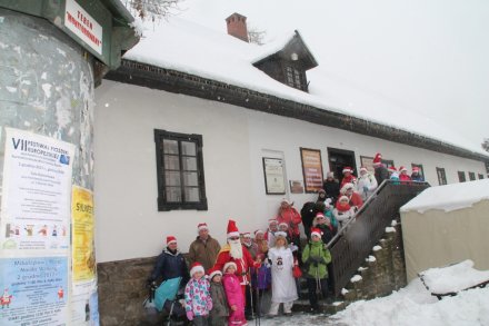 Uczestnicy Mikołajkowego Marszu Nordic Walking