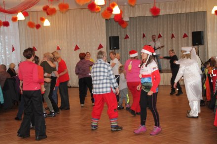 Uczestnicy Mikołajkowego Marszu Nordic Walking