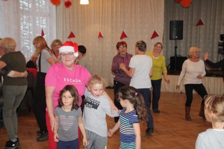 Uczestnicy Mikołajkowego Marszu Nordic Walking