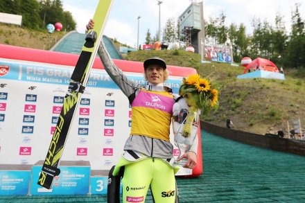 Dawid Kubacki na tle wiślańskiej skoczni - Fot. Alicja Kosman/PZN