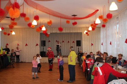 Uczestnicy Mikołajkowego Marszu Nordic Walking