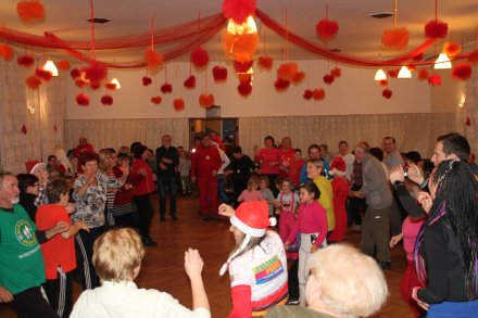 Uczestnicy Mikołajkowego Marszu Nordic Walking