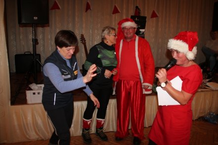 Uczestnicy Mikołajkowego Marszu Nordic Walking