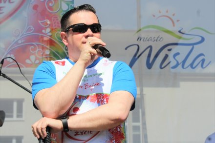 Burmistrz Tomasz Bujok witający gości