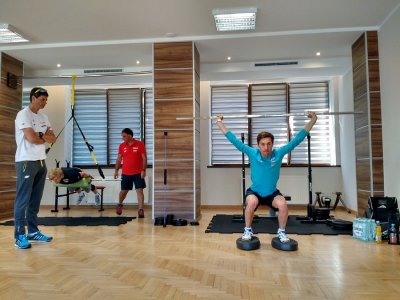 Skoczkowie ćwiczą w sali gimnastycznej