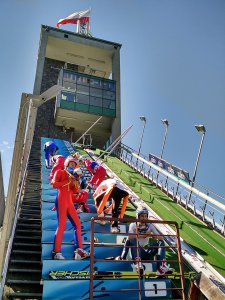 Skoczkowie na wieży startowej skoczni w Malince