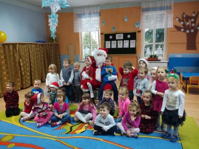 Przedszkolaki podczas spotkania z Mikołajem