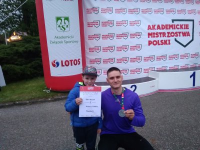Jarosław Sobczyk z medalem Akademickich Mistrzostw Polski w lekkoatletyce