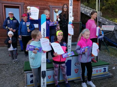 Najlepsze dziewczynki w konkursie skoków